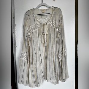 White Surf Gypsy boho blouse embroidered detail with flowy sleeves. Size M